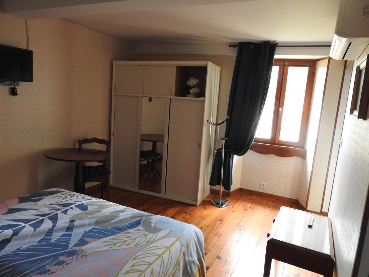 Gite De La Pierre Verte Saint-Lattier Extérieur photo