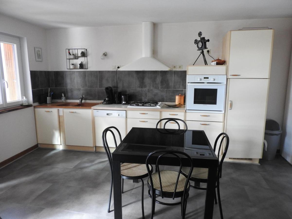 Gite De La Pierre Verte Saint-Lattier Extérieur photo